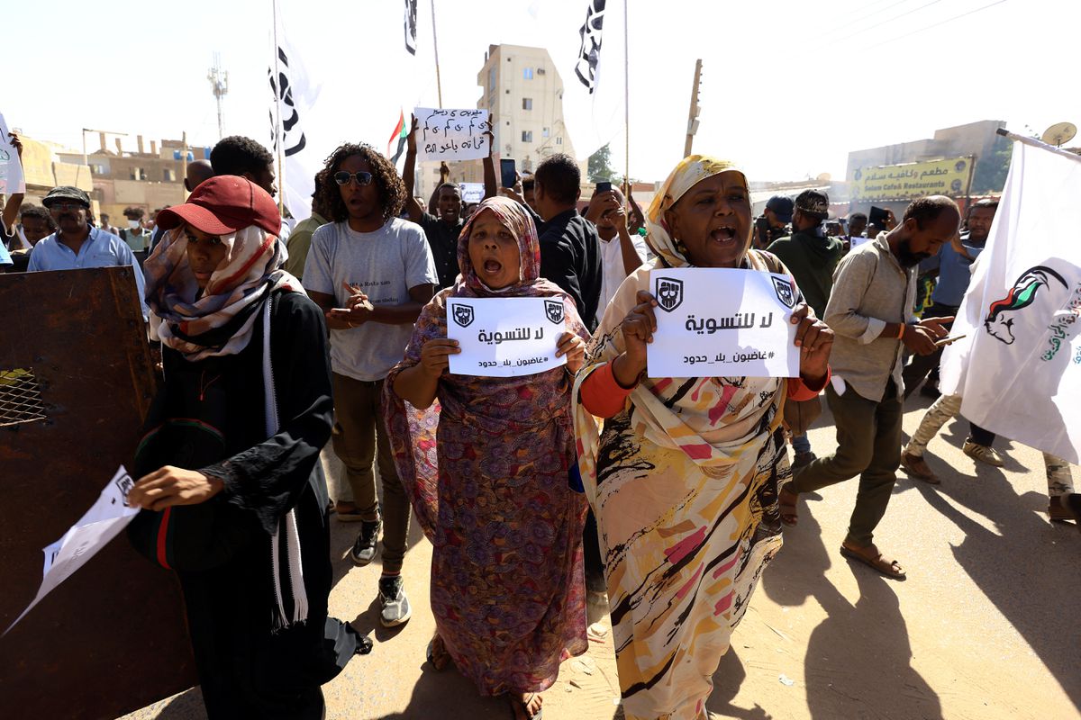 Los militares golpistas y la élite civil de Sudán firman un acuerdo para tratar de iniciar una nueva transición