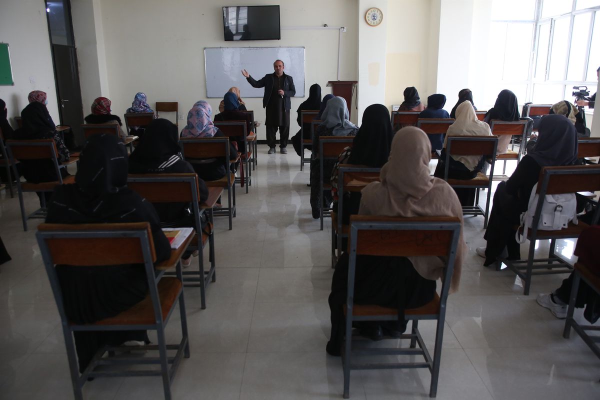 Los talibanes prohíben a las mujeres estudiar en la universidad en Afganistán