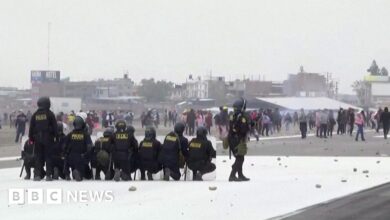 Manifestantes antigubernamentales de Perú asaltan aeropuerto y chocan con la policía