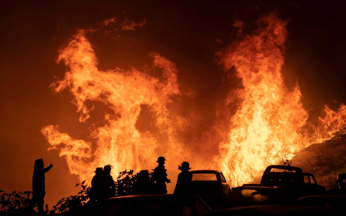 Más de 800 bomberos combaten incendio en Viña del Mar