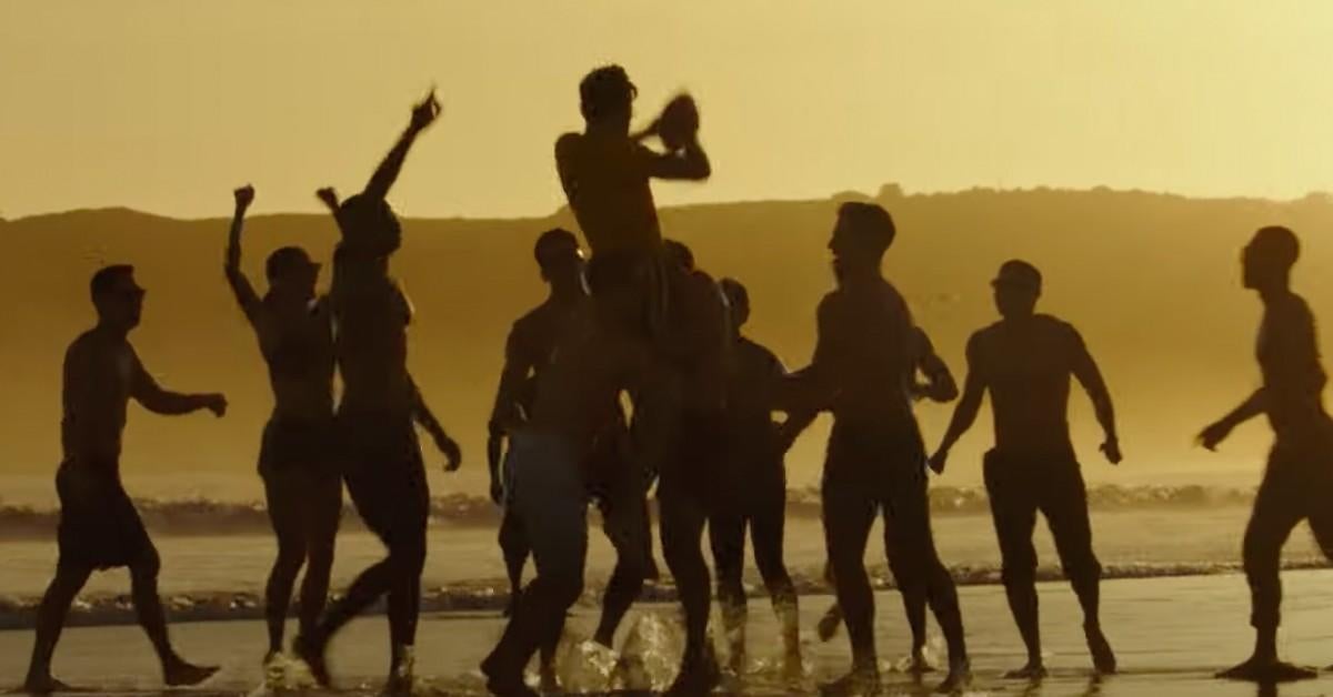 Top Gun: escena de la playa Maverick recreada por el equipo de fútbol universitario
