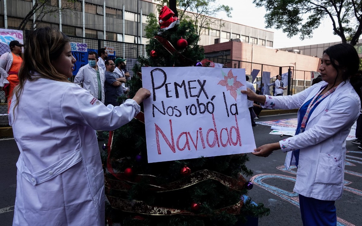 Médicos residentes protestan afuera de la Torre de Pemex para exigir pago de aguinaldo | Videos
