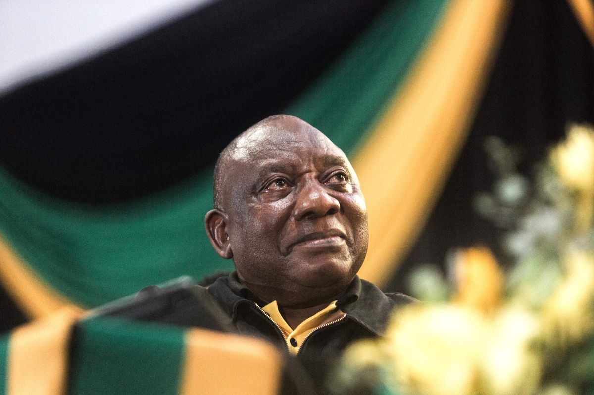 Medio millón de dólares bajo el sofá: el escándalo que puede costar el puesto al presidente de Sudáfrica