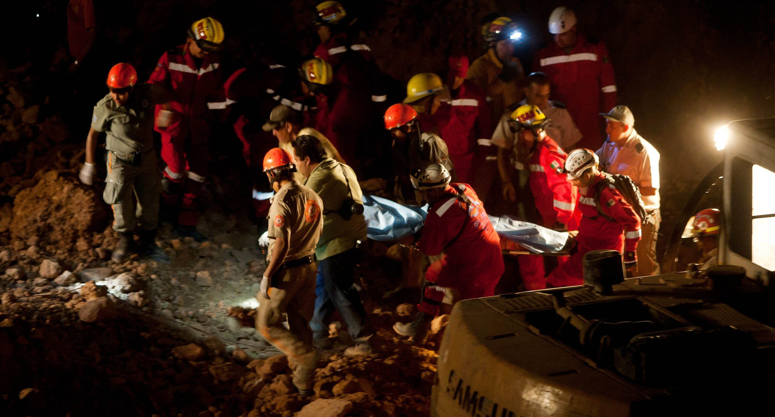 Mineros quedan sepultados tras hundirse mina de arena en México