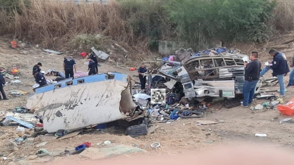 Mueren 14 vacacionistas, autobús sufre volcadura; hay 25 heridos, regresaban de Guayabitos
