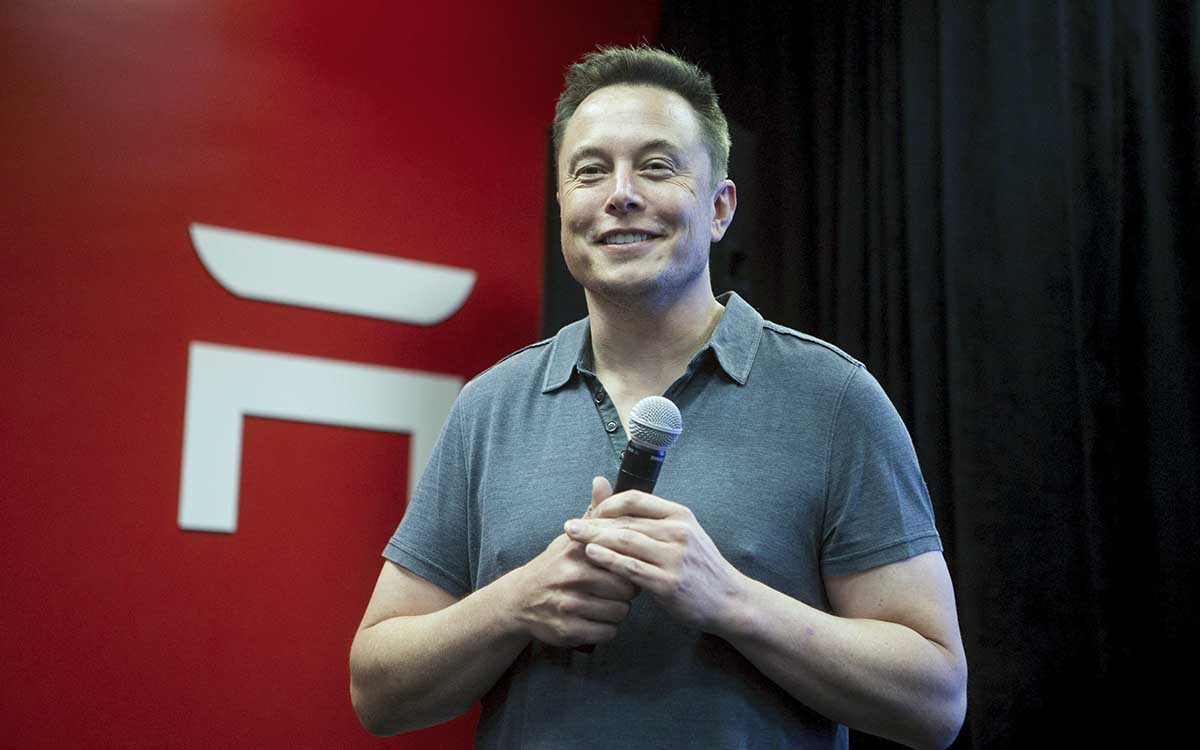 Musk vuelve a vender acciones de Tesla y caen en bolsa