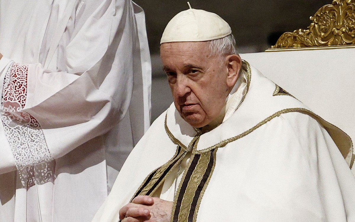 Papa denuncia ‘humanidad insaciable de poder y dinero’ en misa de Noche Buena