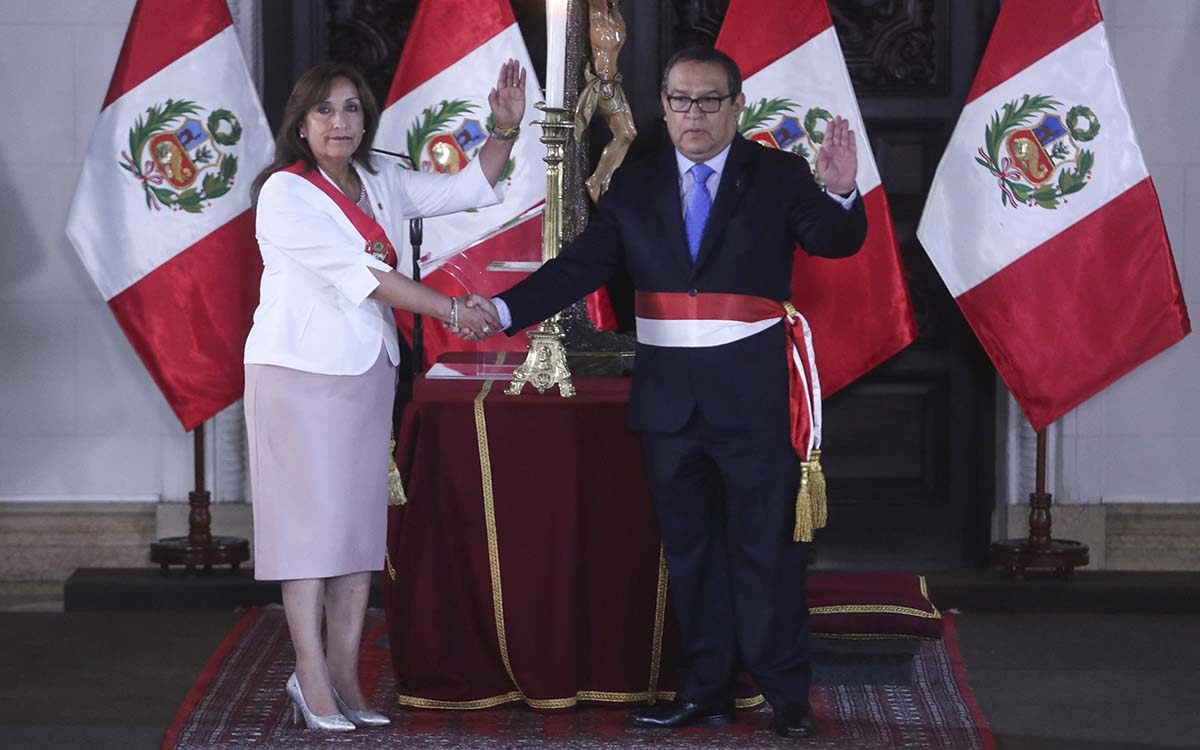 Perú: Dina Boluarte nombra al exministro de Defensa como nuevo primer ministro