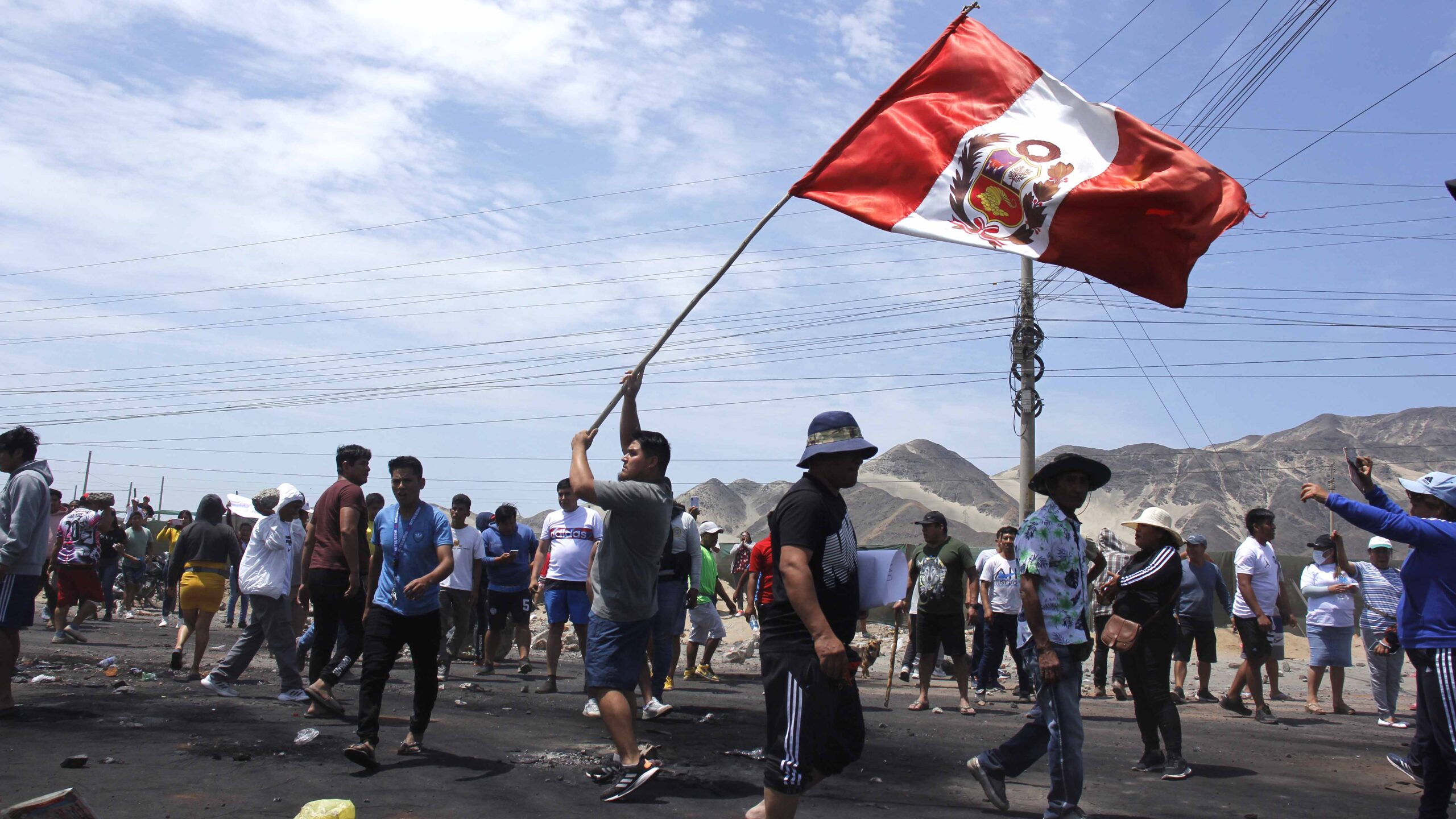 Perú: las protestas dejan al menos 17 muertos, nueve en el primer día del estado de emergencia