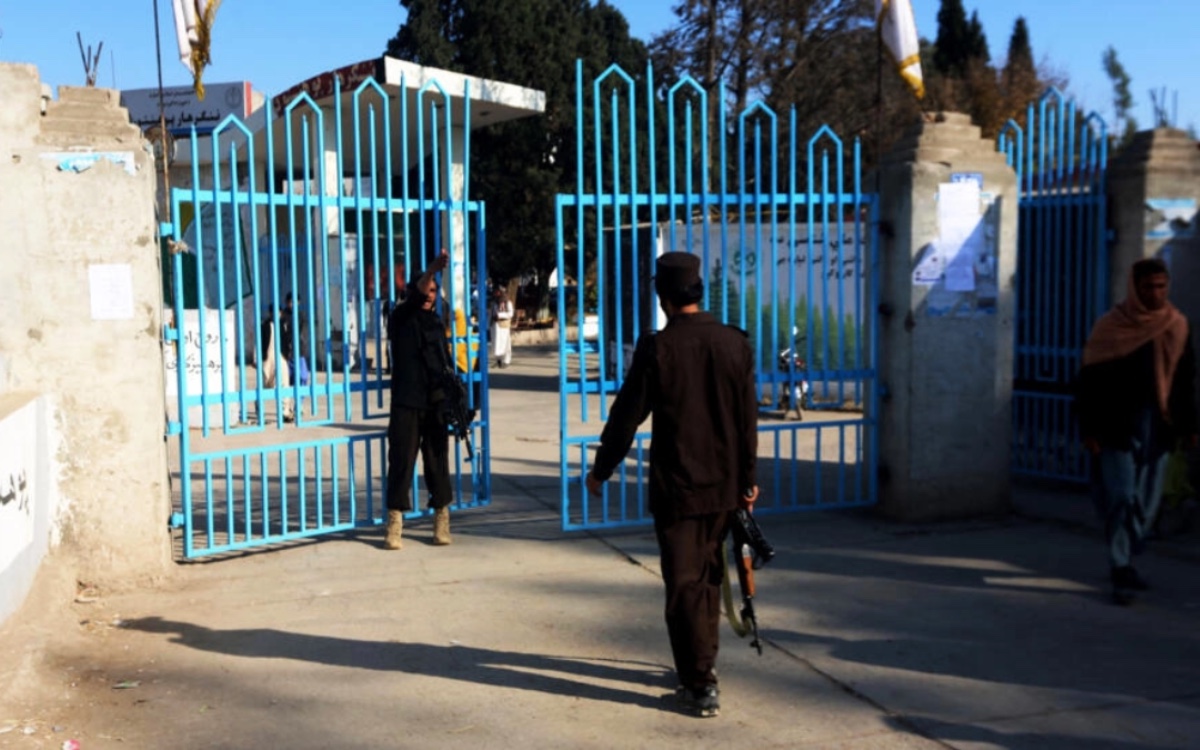 Profesores de Afganistán renuncian para rechazar prohibición de las universidades a mujeres