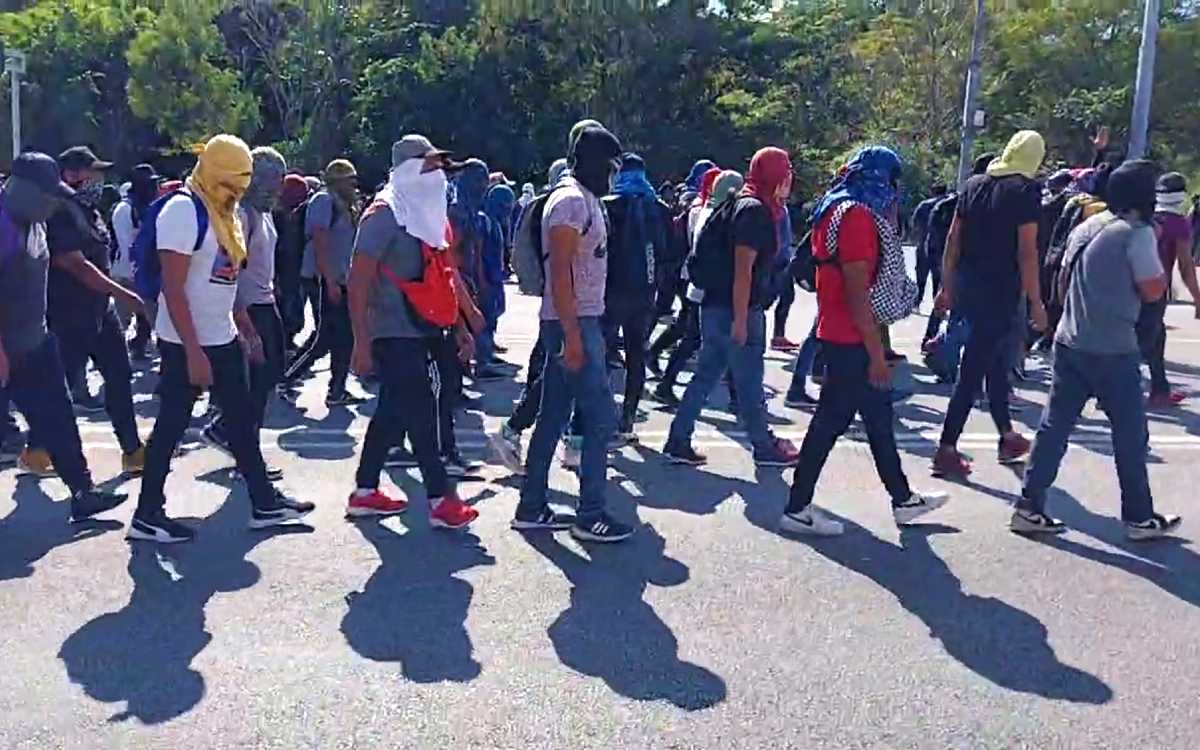 Protestan normalistas de Ayotzinapa en Autopista del Sol