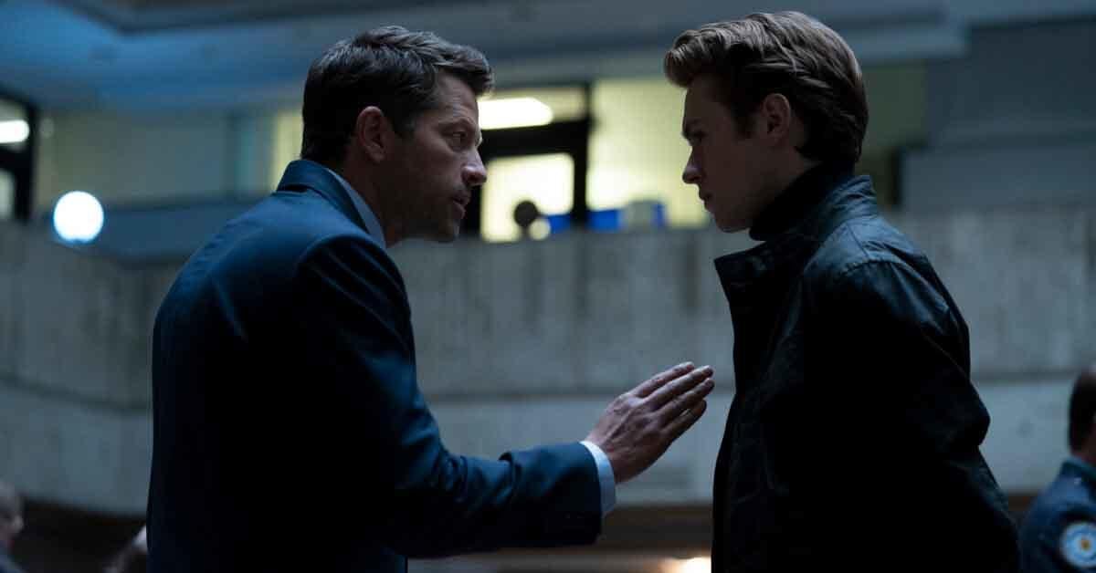 Misha Collins se burla del origen “trágico” de Harvey Dent en la serie The CW