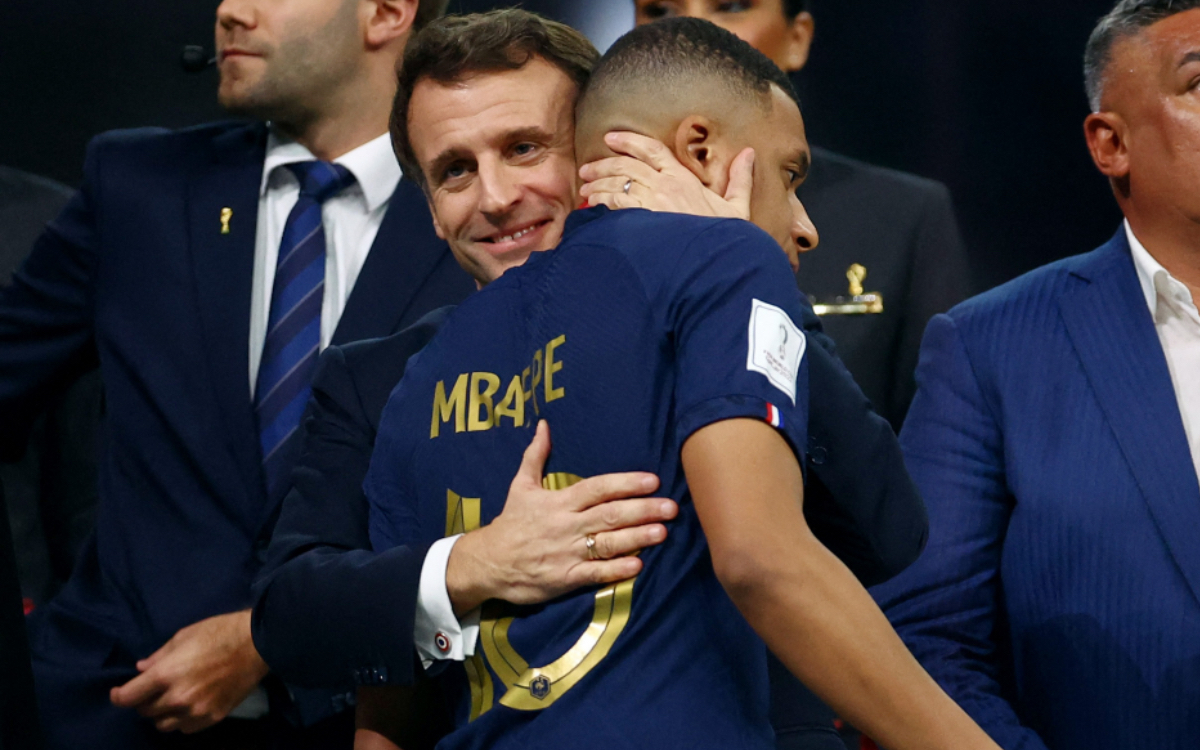 Qatar 2022: Presidente Macron consuela a los jugadores franceses tras la derrota | Video