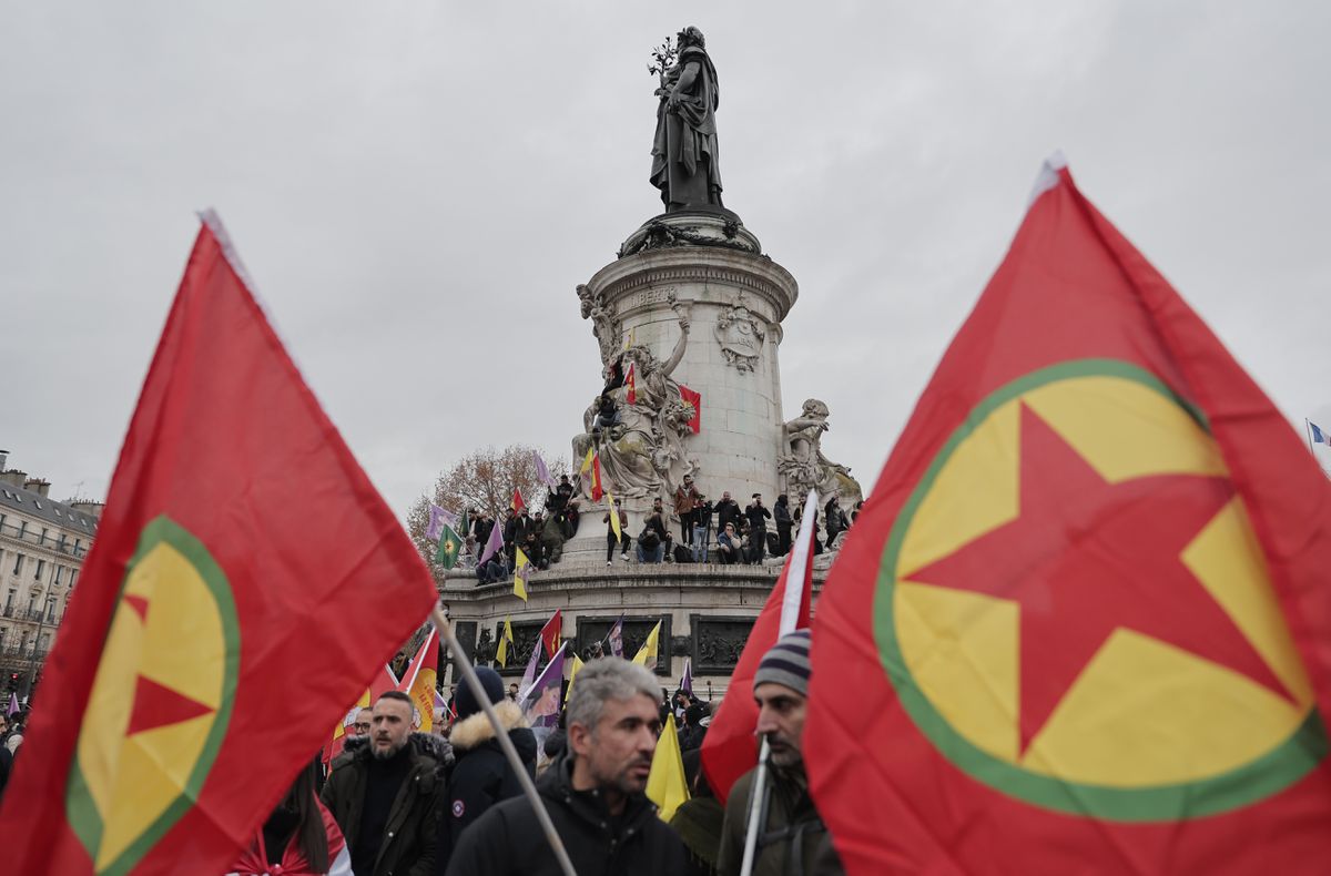 Rabia y dolor entre la comunidad kurda de París una semana después del tiroteo con tres muertos: “Condenamos ese ataque fascista”