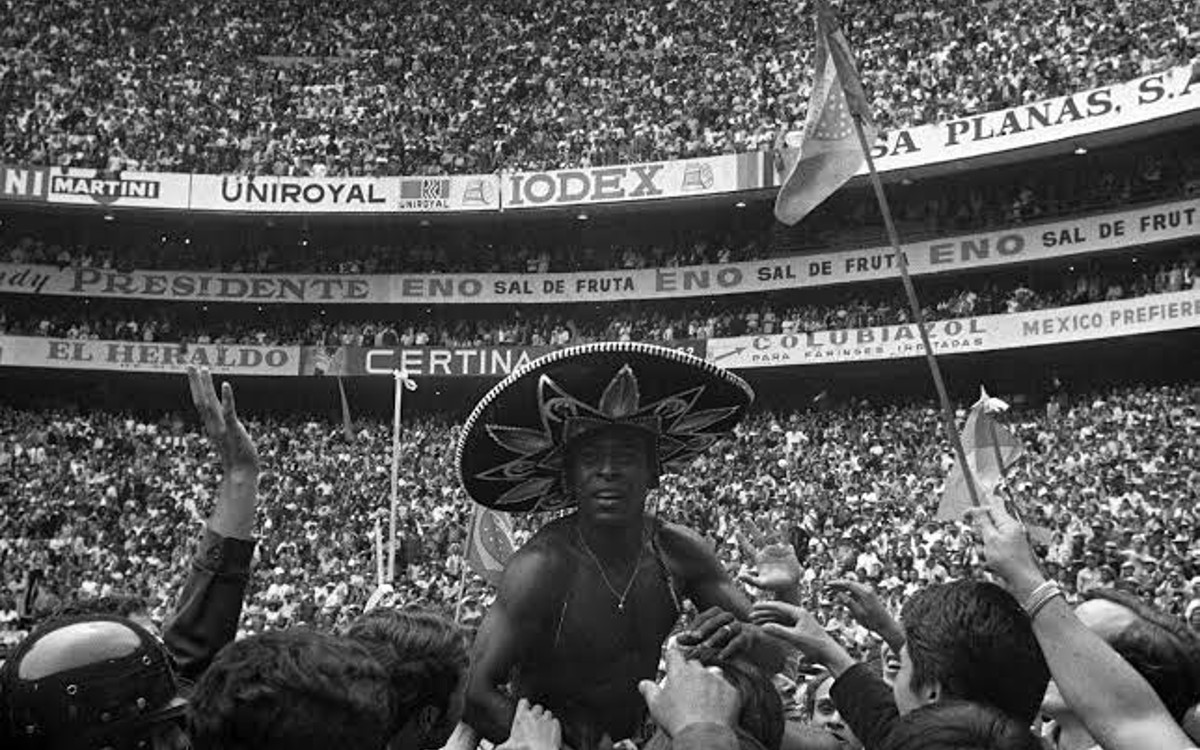Recuerda y despide Estadio Azteca a Pelé | Tuit