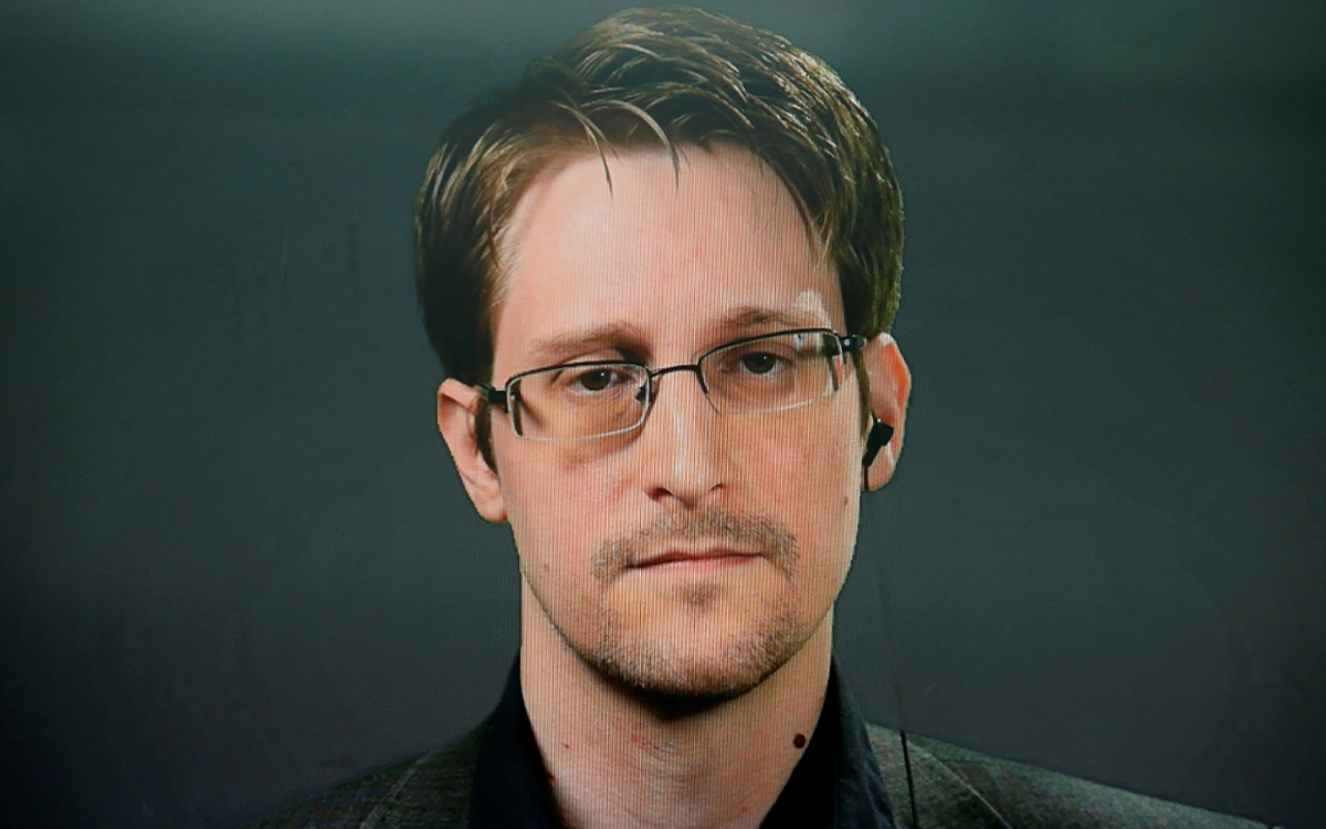 Snowden jura lealtad a Rusia y recibe pasaporte