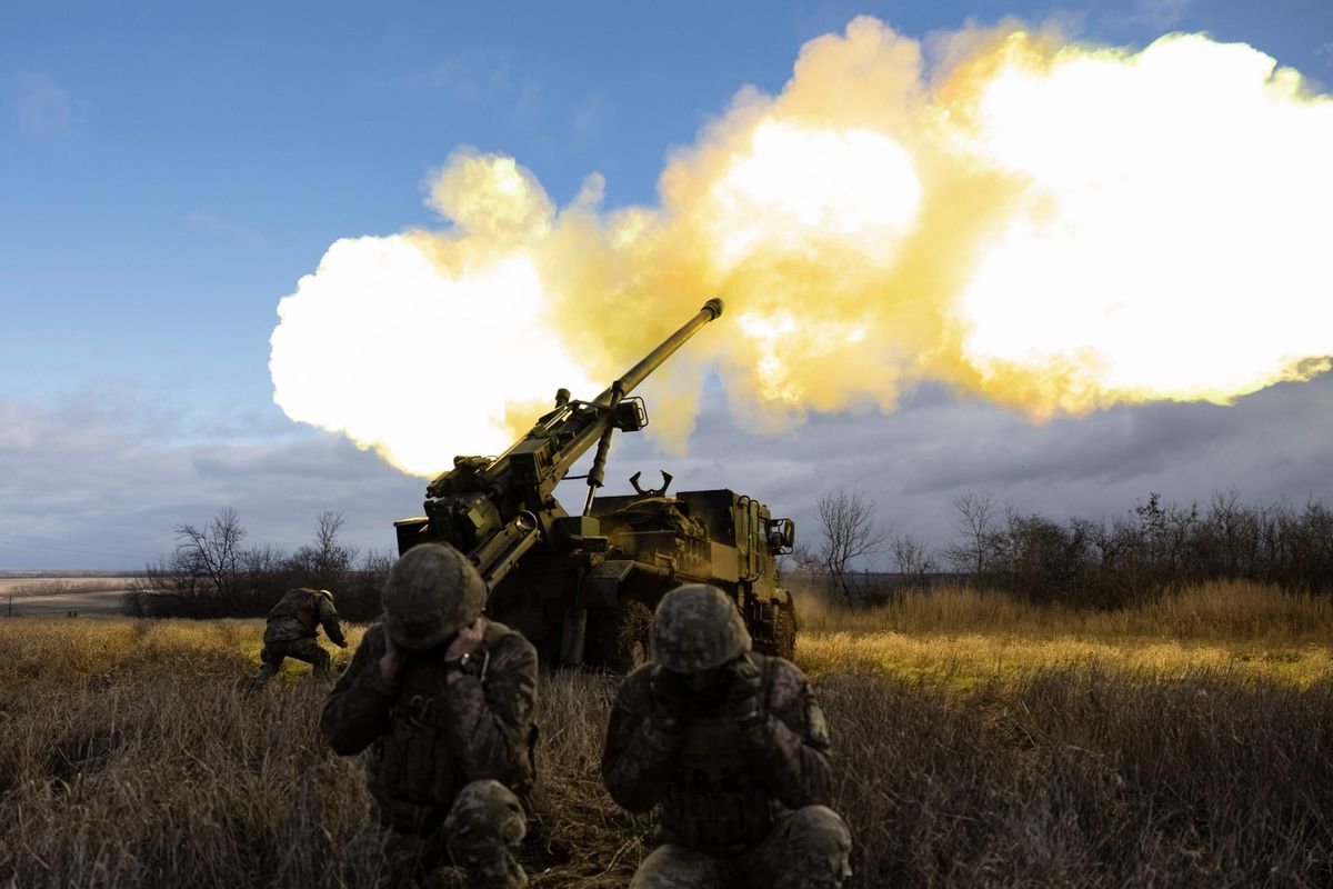Obuses de 155 milímetros, el armamento de la OTAN que mantiene en pie a Ucrania