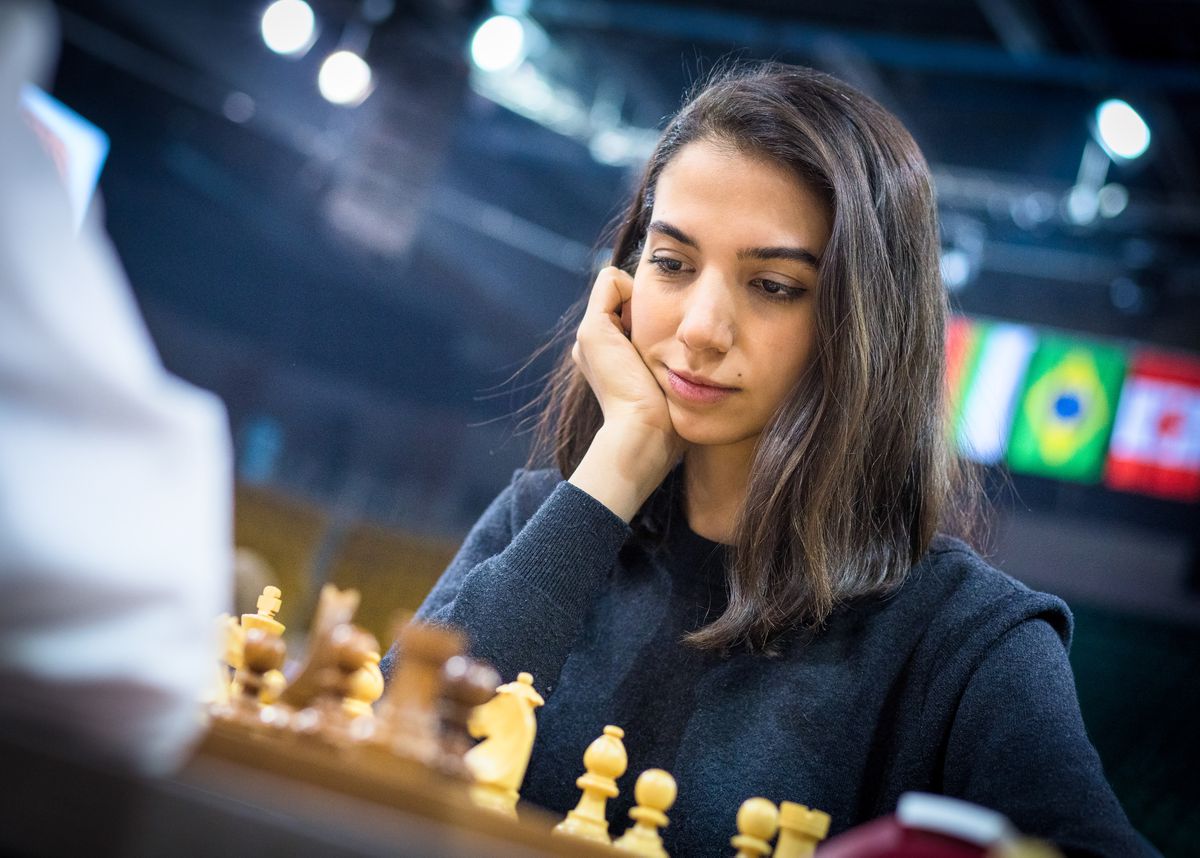 Una campeona de ajedrez iraní se instalará en España después de jugar sin velo en el Mundial de Kazajistán