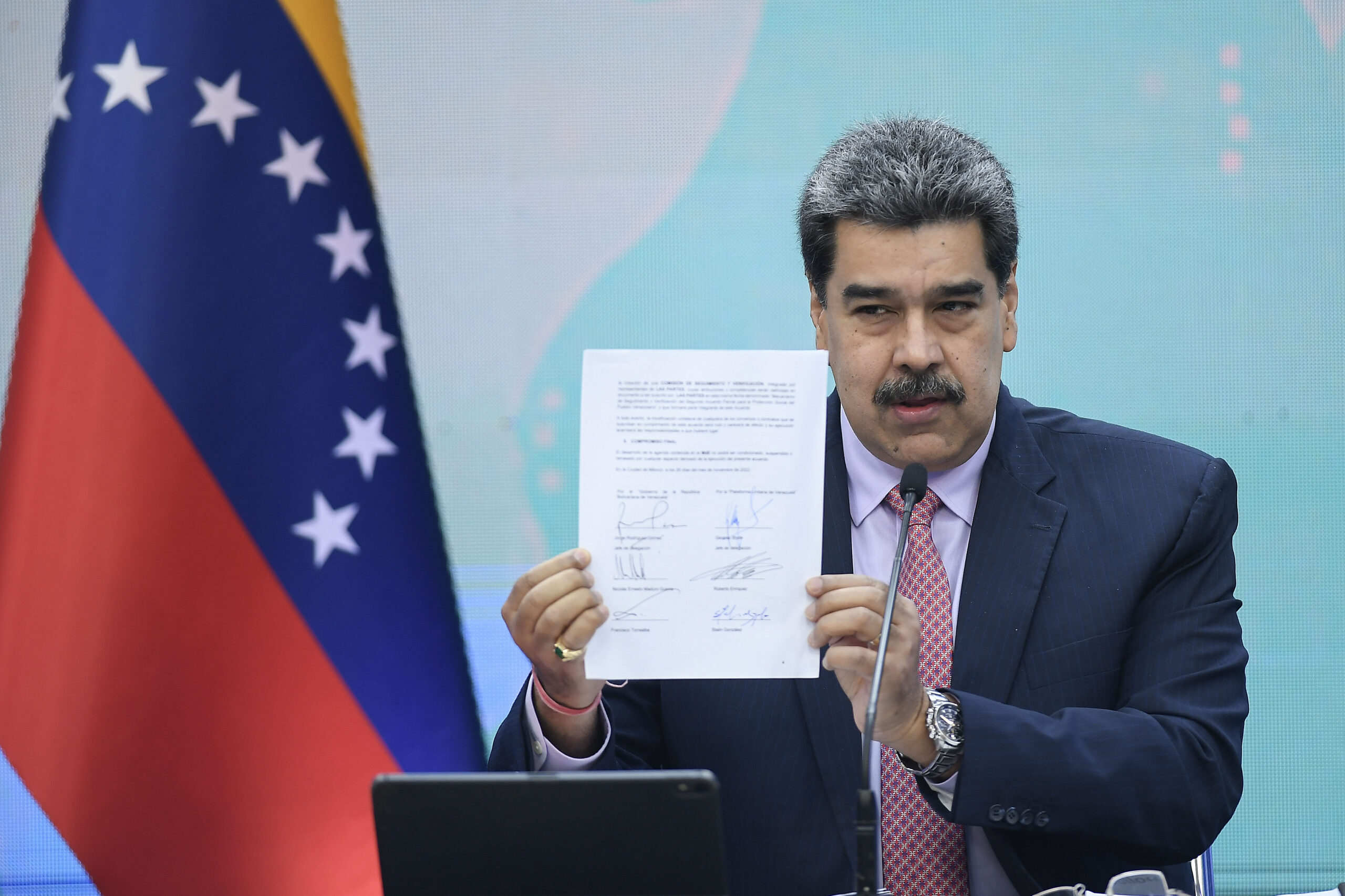 Venezuela y Chevron firman contratos para continuar la producción petrolera