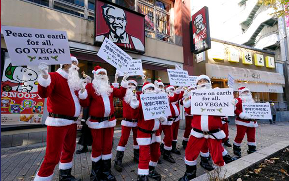 Vestidos de Santa Claus, activistas veganos protestan en KFC