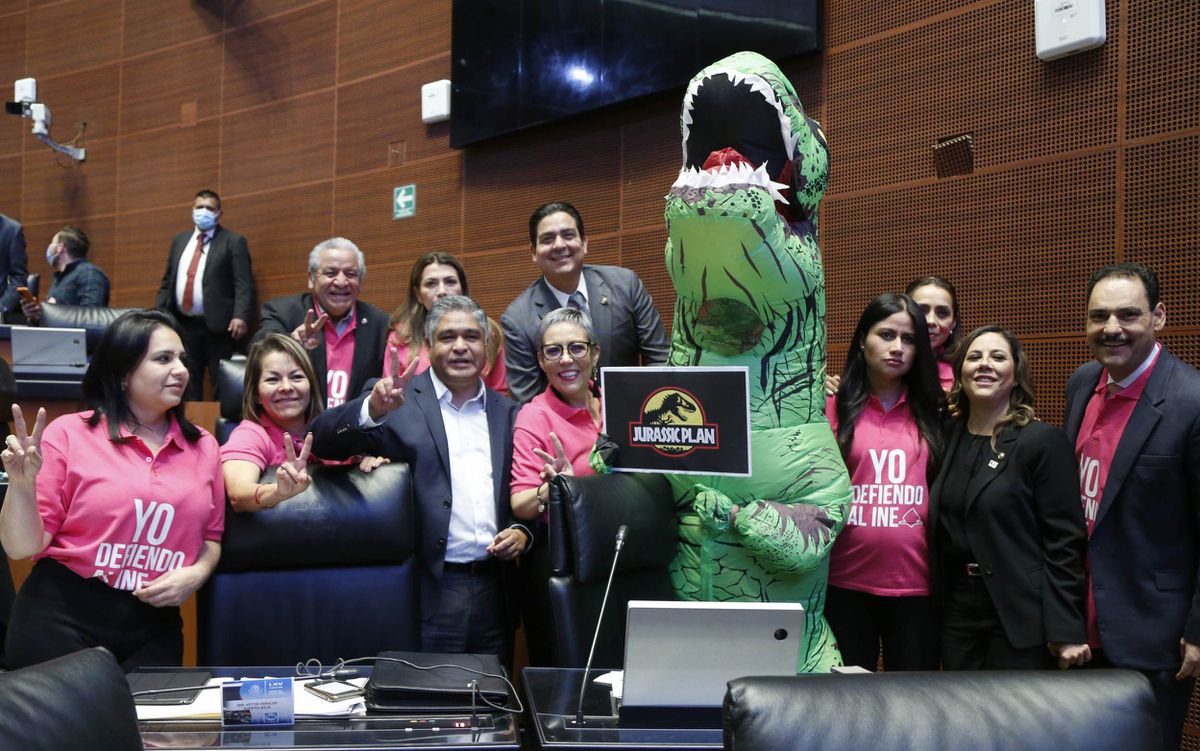 Xóchitl Gálvez se disfraza de dinosaurio para discutir la reforma electoral
