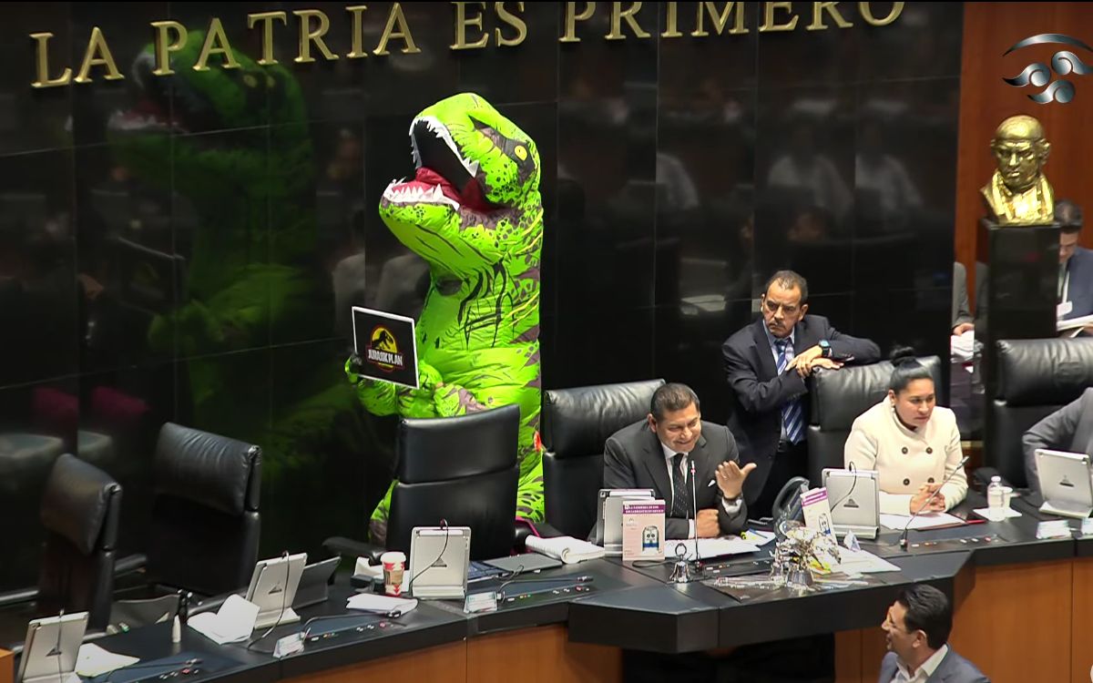 Xóchitl Gálvez se disfraza de dinosaurio rechazando reforma electoral