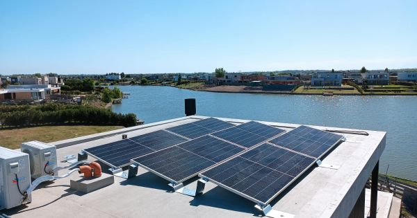 Ya están armando "quintitas solares" que bajan a $0 la factura de la luz y hasta devuelven energía a la red: cómo funcionan