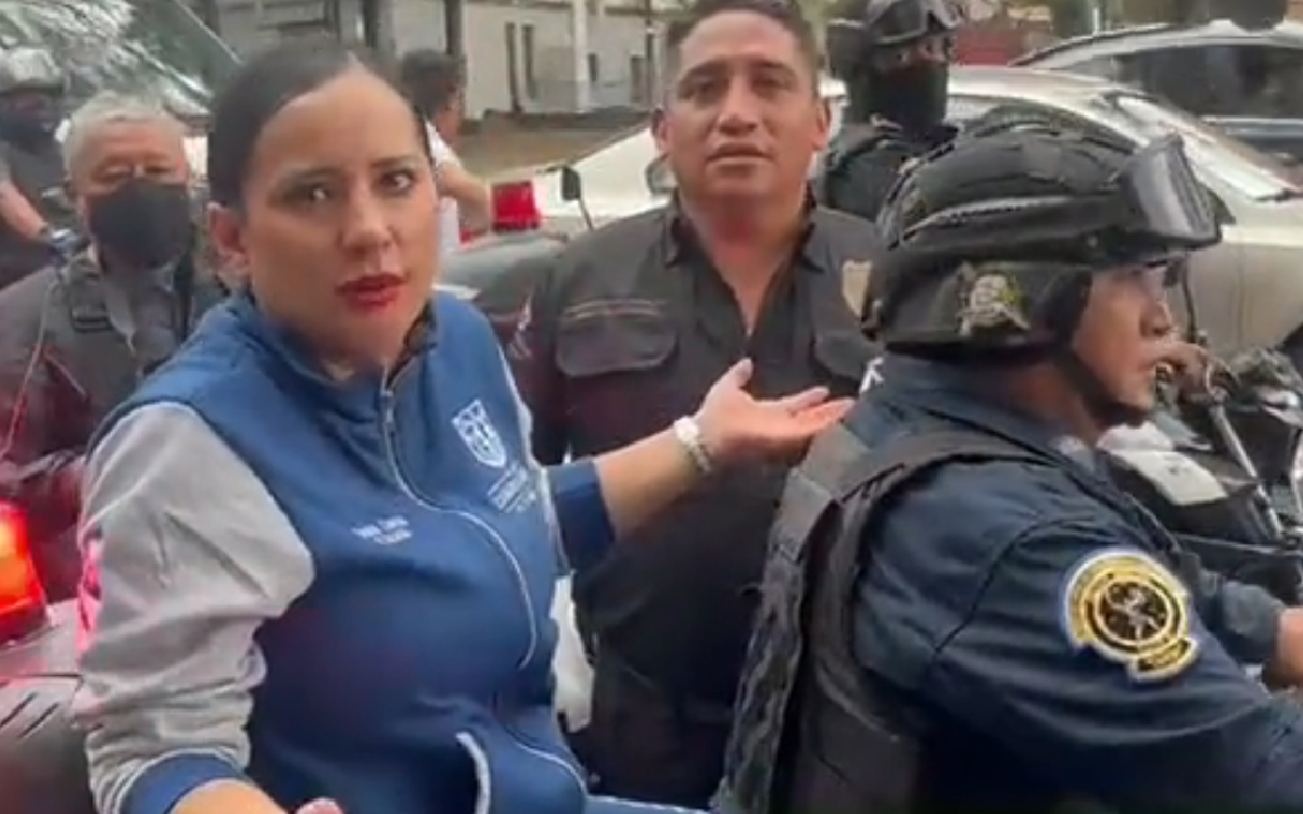 ‘Ya ni modo’: Sandra Cuevas; viola reglamento de Tránsito al viajar sin casco | Video