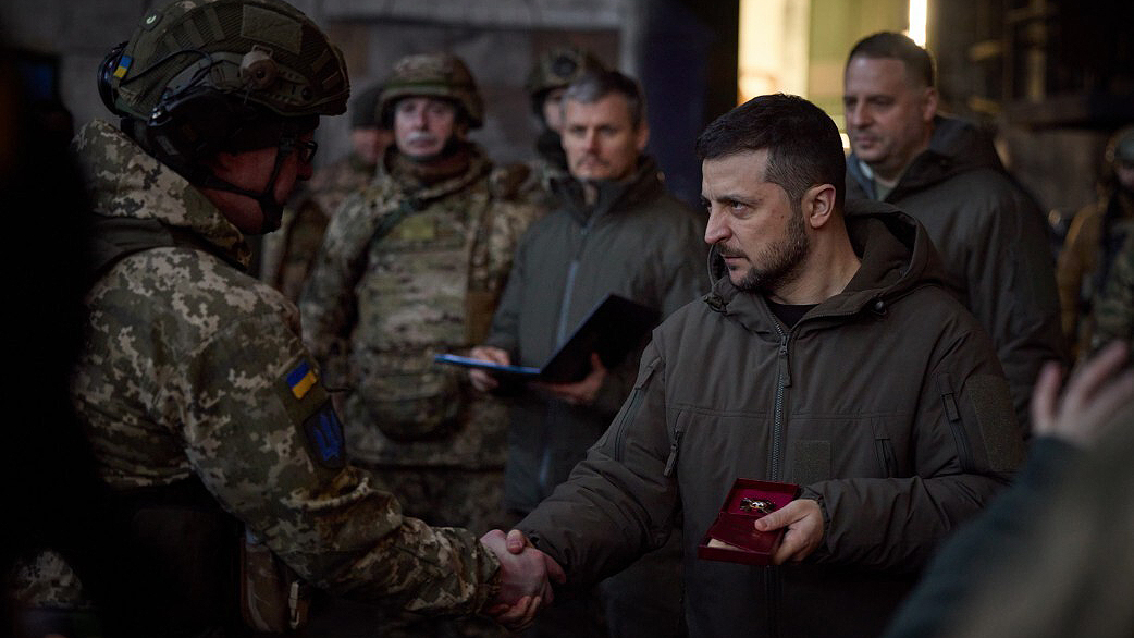 Zelenskyy visita Bakhmut, donde se concentran los combates más intensos de la guerra