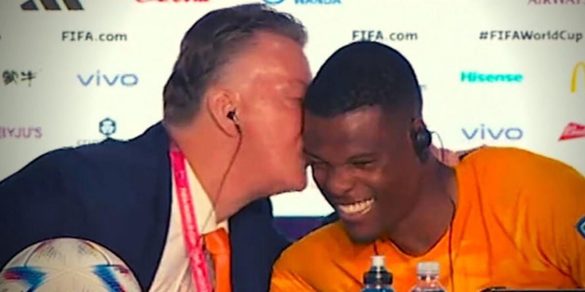 ¡Van Gaal le planta un beso a Dumfries en plena rueda de prensa!