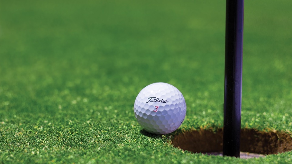 ¿Por qué las pelotas de golf tienen agujeros?