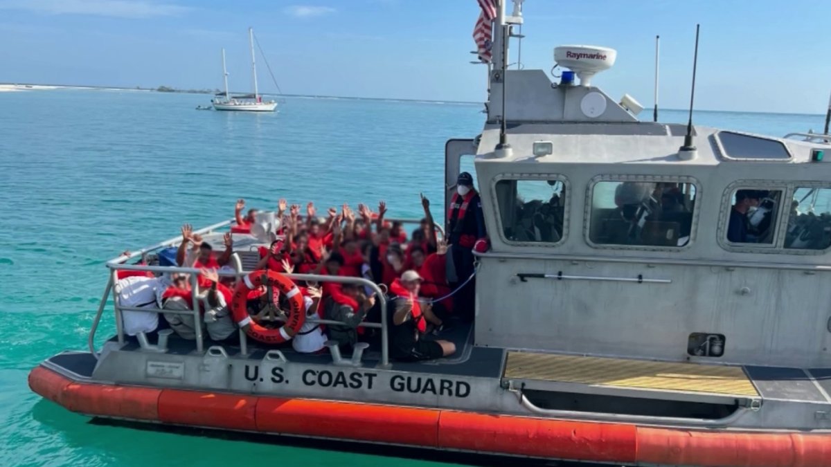 Guardia Costera trasladará a más de 330 migrantes que llegaron en balsa a parque nacional