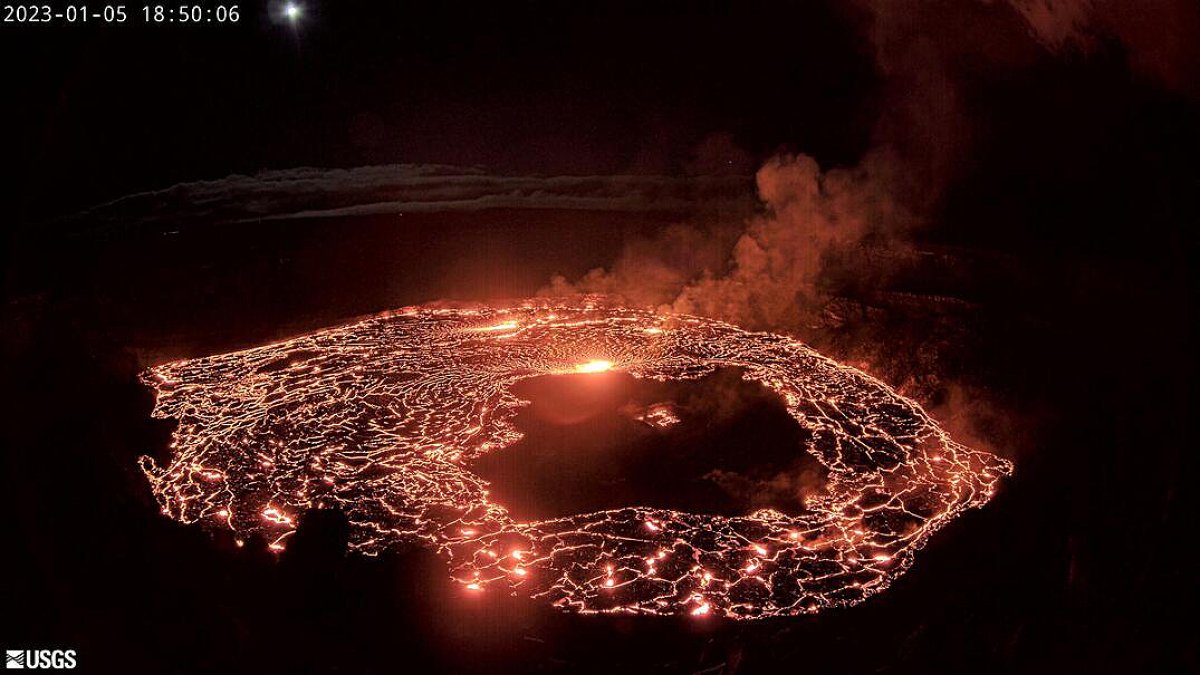 El volcán Kilauea de Hawaii entra otra vez en erupción; el cráter de la cumbre brilla