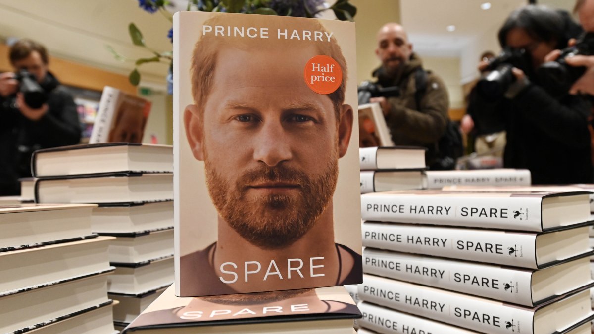Obsesión, mentiras y traición: las impactantes revelaciones del príncipe Harry en su libro