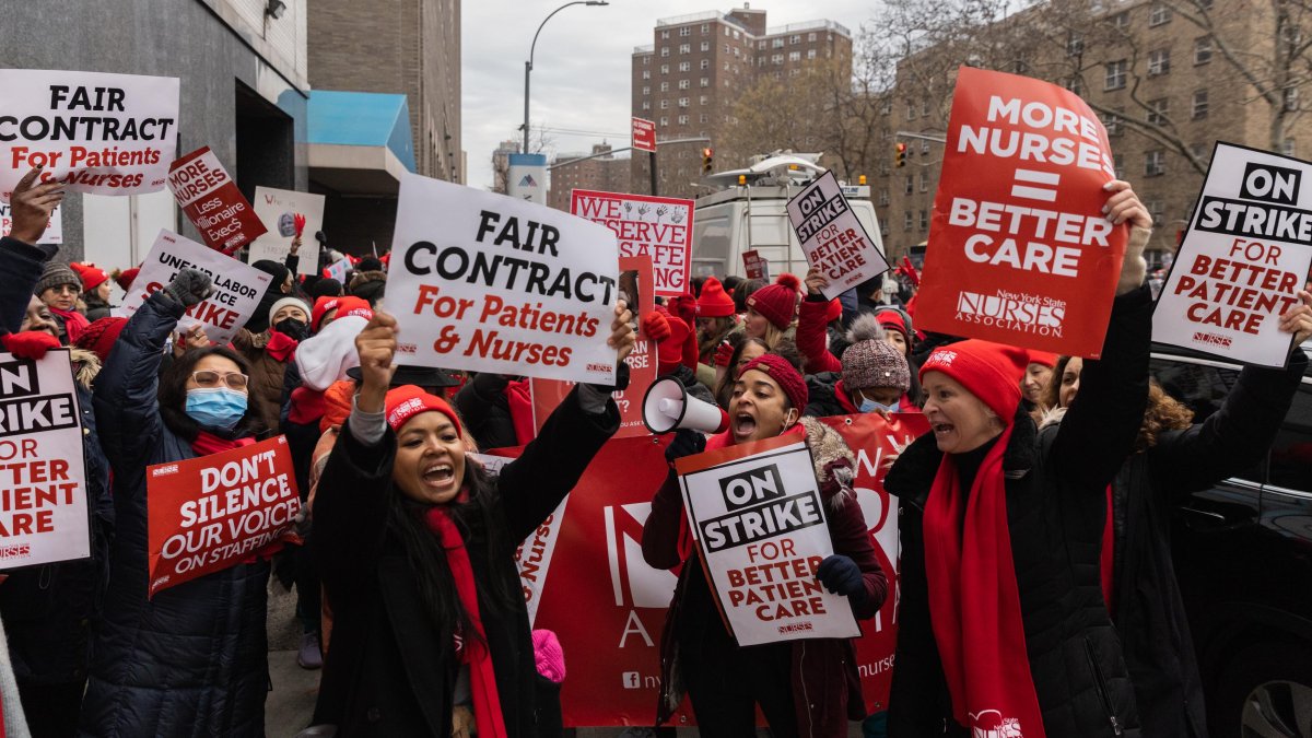 Entran en huelga miles de enfermeras de la ciudad