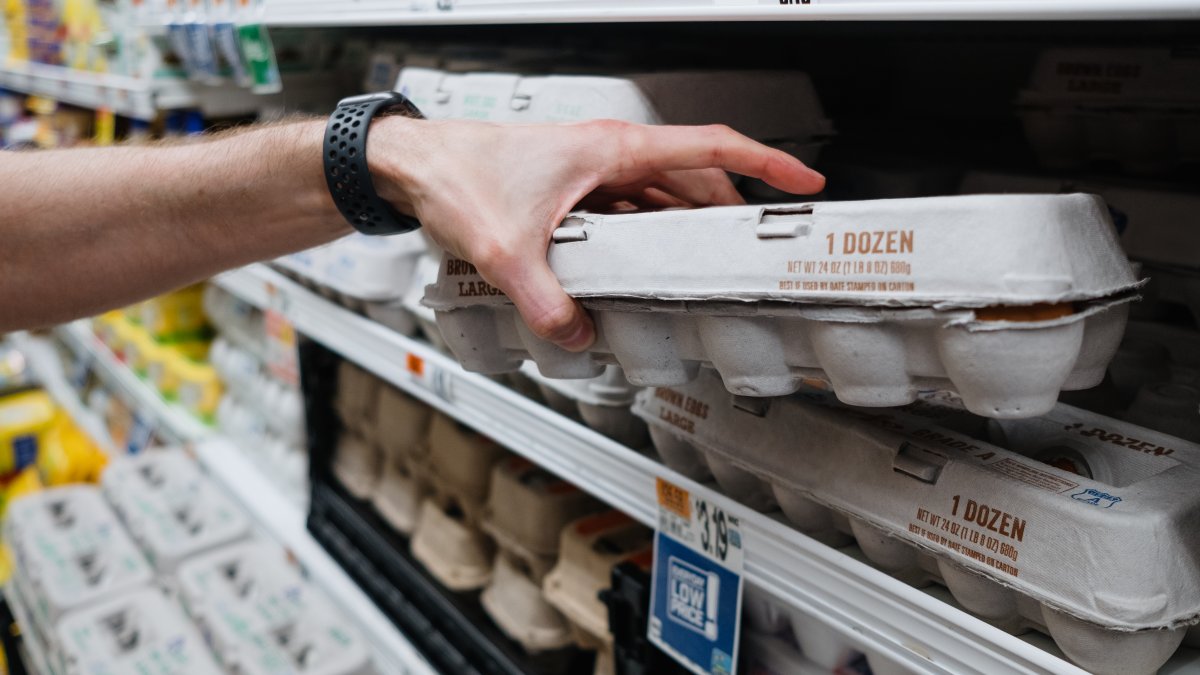 ¿Por qué están tan caros los huevos en Estados Unidos?