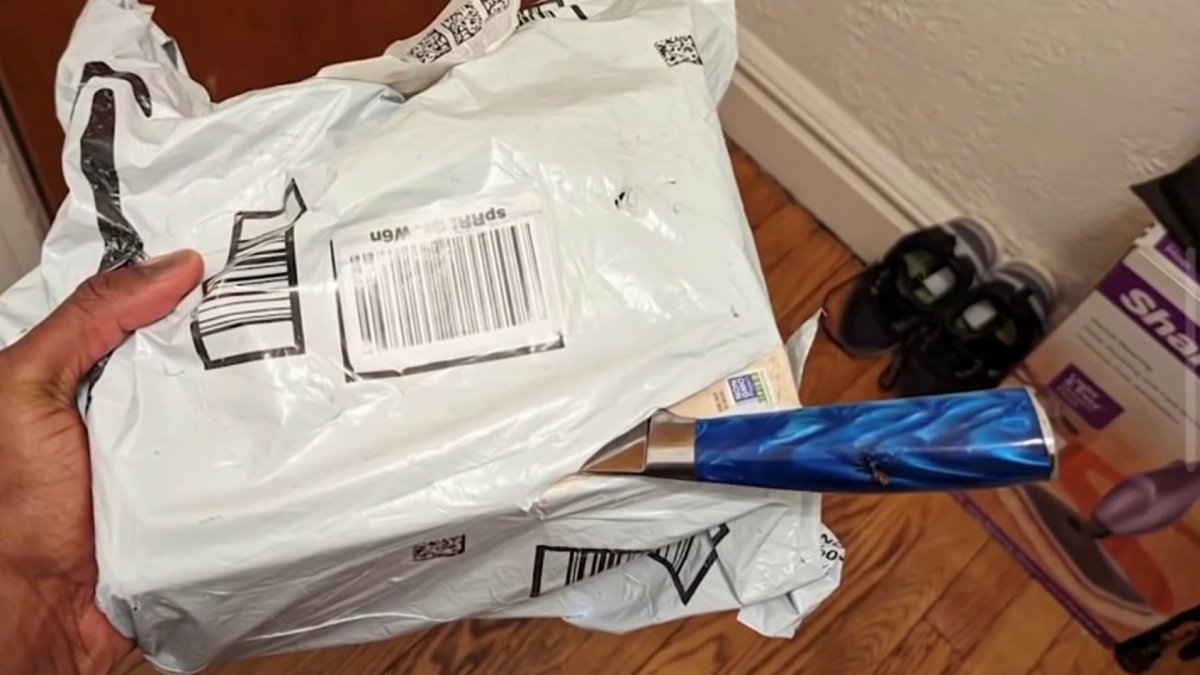 hombre de NJ descubre cuchillo saliendo de su paquete de Amazon