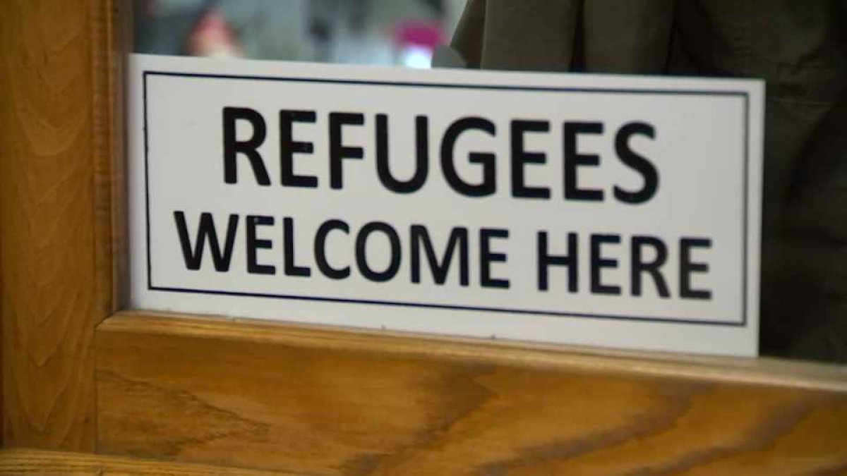 Gobierno de Biden lanza Welcome Corps, programa de patrocinio privado de refugiados
