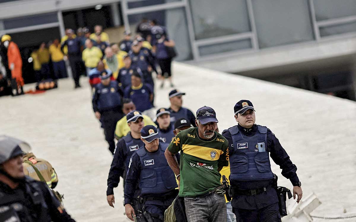 Al menos 300 detenidos por el intento golpista en Brasil