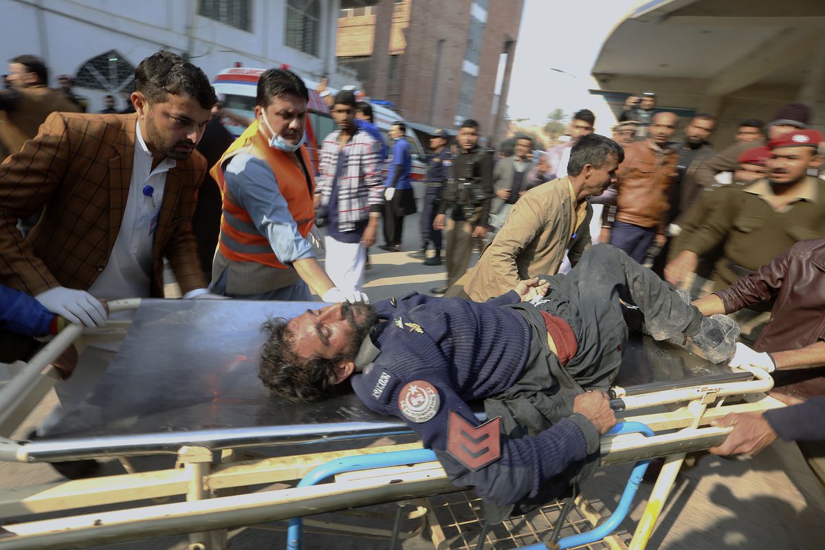 Al menos 32 muertos en la ciudad paquistaní de Peshawar por una explosión en una mezquita
