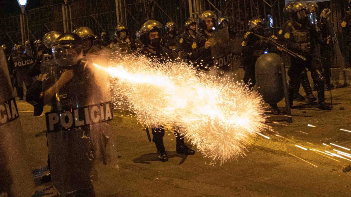 Al menos 57 policías y 6 civiles heridos en las protestas en Perú; dimite otra ministra de Boluarte