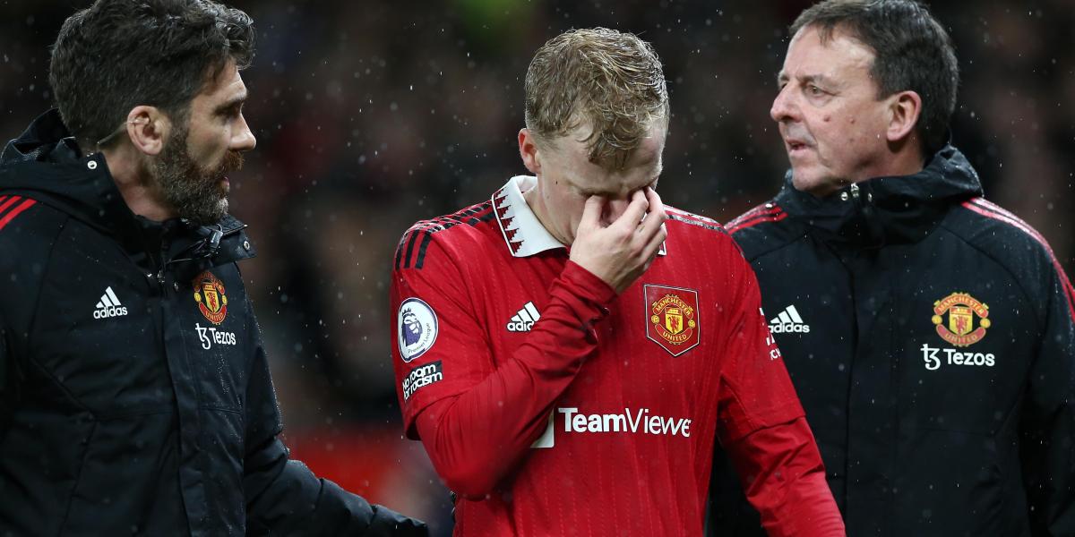 Alarma Van de Beek en Old Trafford