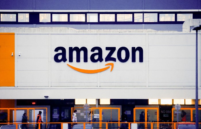 Amazon anuncia primeros despidos de un total de más de 18 mil
