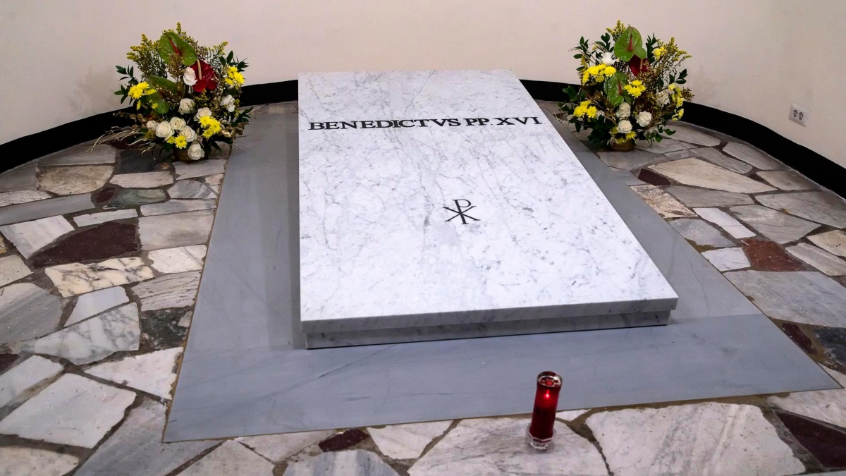 Así es la tumba de Benedicto XVI: fue abierta para ser visitada por los fieles