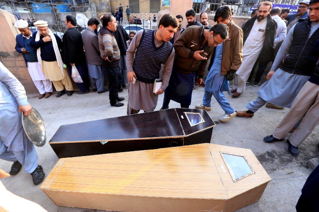 Aumentan a 59 los muertos por atentado suicida en Pakistán