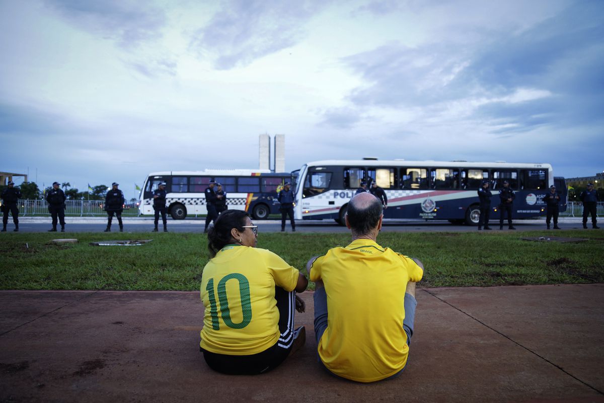Bolsonaristas frustrados de vuelta a casa: “El Ejército traicionó a los patriotas”