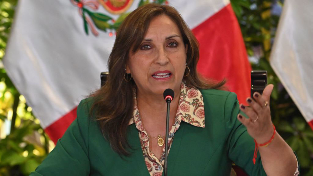 Boluarte dice que no renunciará pese a las violentas protestas en Perú