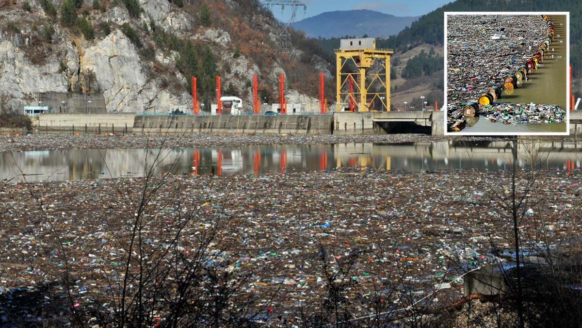 Botellas, barriles y neumáticos: río que atraviesa tres países se convierte en vertedero flotante