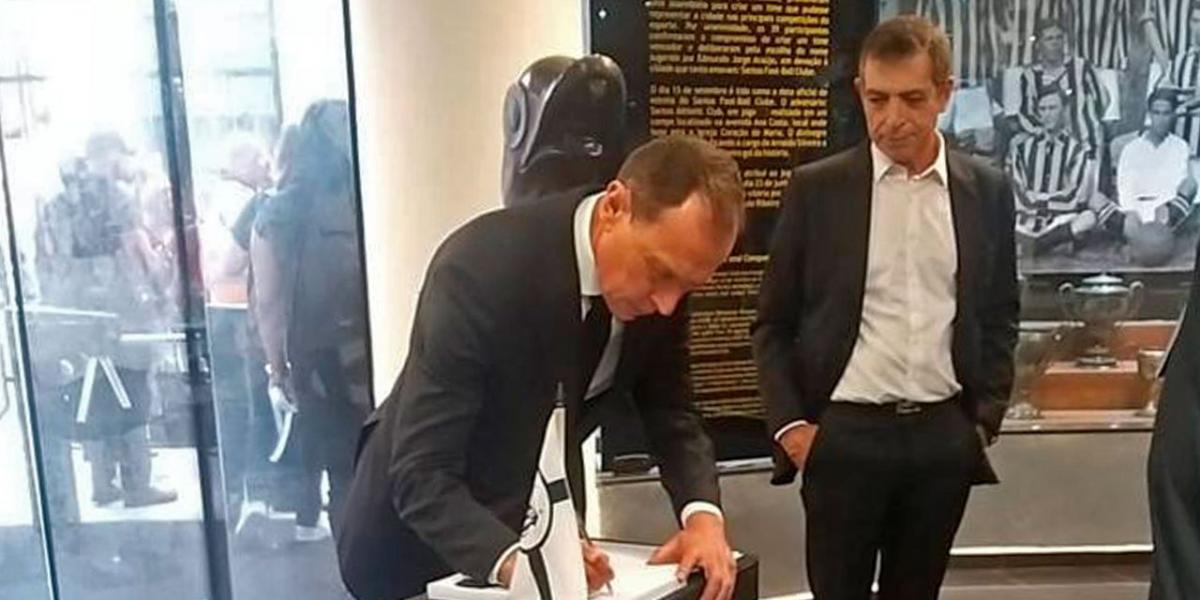 Butragueño, en el velatorio de Pelé en representación del Madrid