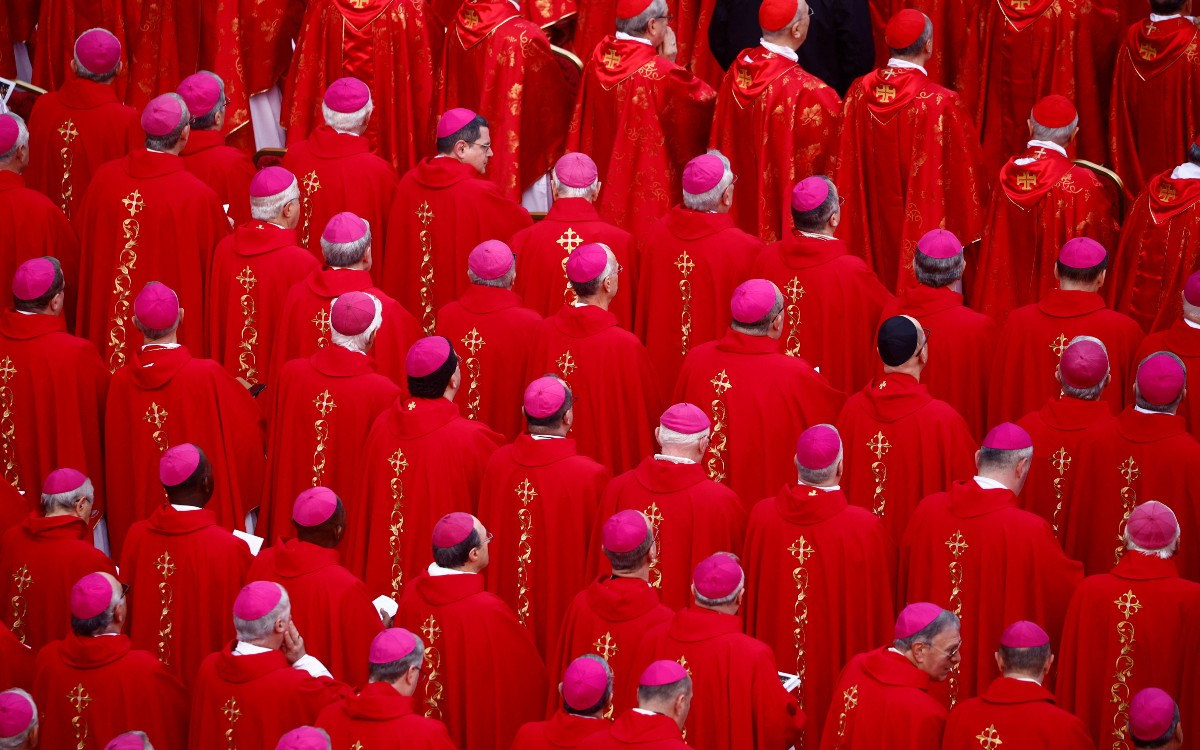Cerca de 50 mil fieles dan último adiós a Benedicto XVI